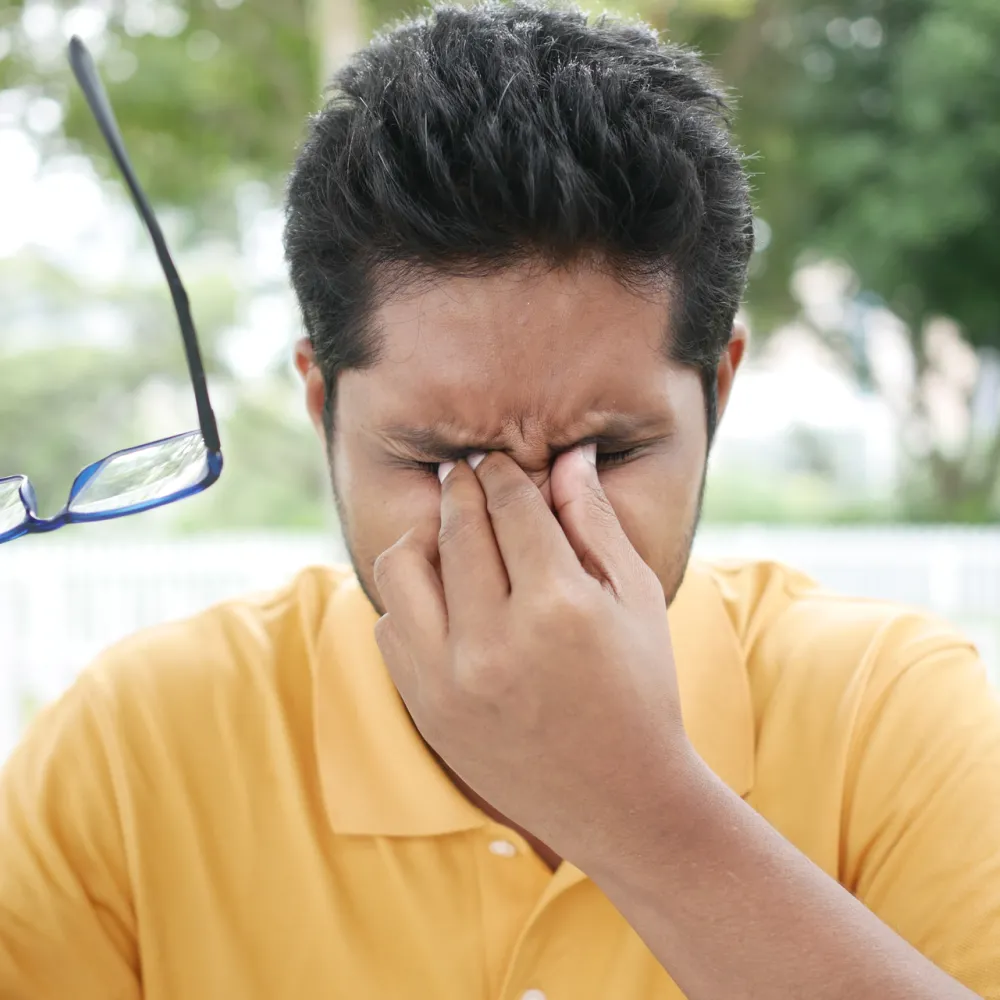 man eyes itchy